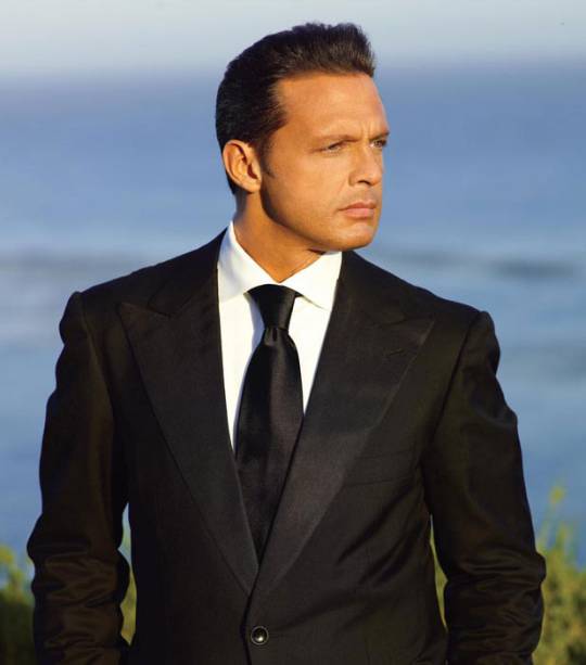 <strong>LUIS MIGUEL</strong><br />              <br />              Talvez Luis Miguel só perca para Julio Iglesias quando o assunto é cantor latino famoso – ainda que seja ele o dono do recorde de mais de 60 milhões de discos vendidos no mundo. Pois o popstar volta ao Brasil após um jejum de 13 anos, e os seus fãs torcem para que ele cante várias das canções que embalaram tantos pares românticos de novela.                            <strong>Onde e Quando:</strong> São Paulo, dias 8 e 9 de março, no Credicard Hall. Rio de Janeiro, dia 11, no Citibank Hall                            <strong>Ingressos: </strong>site <a href="https://premier.ticketsforfun.com.br/shows/show.aspx?sh=LUISMIGU12 " rel="Tickets for Fun" target="_blank">Tickets for Fun</a>