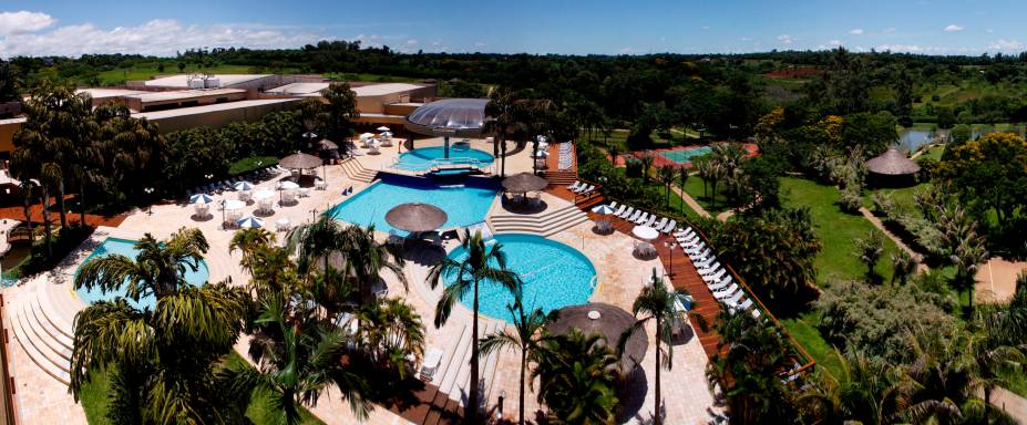 <strong>Mabu Thermas & Resort, em Foz do Iguaçu (PR)</strong>No all-inclusive, as bebidas alcoólicas são nacionais e liberadas apenas durante as refeições. Também tem diárias apenas com o café da manhã incluído. <a href="https://www.booking.com/hotel/br/mabu-thermas-resort.pt-br.html?aid=332455&label=viagemabril-hoteisfamilia" target="_blank" rel="noopener">Reserve sua estadia no Mabu Thermas Grand Resort</a>