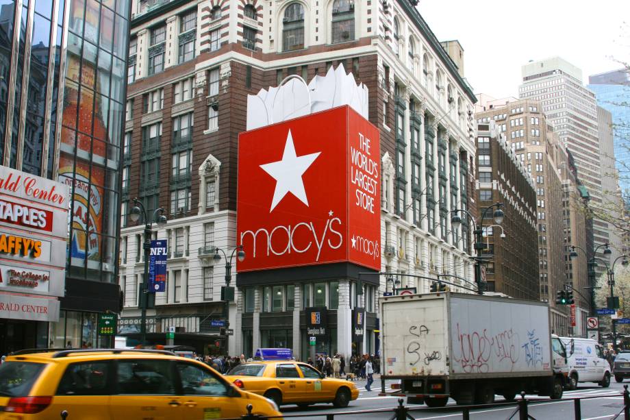 <strong>4. <a href="https://viajeaqui.abril.com.br/estabelecimentos/estados-unidos-nova-york-atracao-macy-s" rel="Macy’s" target="_blank">Macy’s</a></strong>            O lugar é ideal para quem quer fazer uma pausa para as compras. A gigantesca loja de departamentos tem vários andares e opções, desde artigos de cama, mesa e banho, até marcas internacionais de acessórios e maquiagem