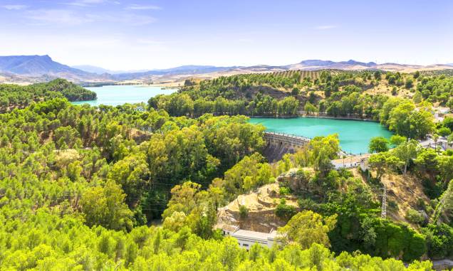 <strong>24. Ardales National Park, Málaga, <a href="https://viajeaqui.abril.com.br/paises/espanha" rel="Espanha" target="_self">Espanha</a></strong> A província de Málaga, onde se localiza Ardales, foi originada a partir de uma colônia grega na antiguidade. O lugar é pontuado por construções que lembram um pouco os caminhos que conduzem à <a href="https://viajeaqui.abril.com.br/cidades/grecia-santorini" rel="Santorini" target="_self">Santorini</a>. Seu parque, por outro lado, revela uma parcela da vida selvagem do país, com paisagens deslumbrantes em meio a florestas, lagos e rochas. Seus picos são convidativos a caminhadas e suas águas transparentes podem ser atravessadas de barco. Pode-se dizer, por fim, que o lugar é uma alternativa interessante às praias movimentadas da costa espanhola – e ideal para quem procura sossego. <a href="https://www.booking.com/city/es/ardales.pt-br.html?sid=efe6c9de408bb8d78e20e017e616e9f8;dcid=4?aid=332455&label=viagemabril-ardales" rel="Veja preços de hotéis próximos a Ardales no Booking.com" target="_blank">Veja preços de hotéis em Ardales no Booking.com</a> <strong>24. Ardales National Park, Málaga, <a href="https://viajeaqui.abril.com.br/paises/espanha" rel="Espanha" target="_self">Espanha</a></strong> A província de Málaga, onde se localiza Ardales, foi originada a partir de uma colônia grega na antiguidade. O lugar é pontuado por construções que lembram um pouco os caminhos que conduzem à <a href="https://viajeaqui.abril.com.br/cidades/grecia-santorini" rel="Santorini" target="_self">Santorini</a>. Seu parque, por outro lado, revela uma parcela da vida selvagem do país, com paisagens deslumbrantes em meio a florestas, lagos e rochas. Seus picos são convidativos a caminhadas e suas águas transparentes podem ser atravessadas de barco. Pode-se dizer, por fim, que o lugar é uma alternativa interessante às praias movimentadas da costa espanhola – e ideal para quem procura sossego. <a href="https://www.booking.com/city/es/ardales.pt-br.html?sid=efe6c9de408bb8d78e20e017e616e9f8;dcid=4?aid=332455&label=viagemabril-ardales" rel="Veja preços de hotéis próximos a Ardales no Booking.com" target="_blank">Veja preços de hotéis em Ardales no Booking.com</a>