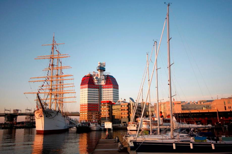 O edifício Little Boom é uma das marcas registradas do skyline de Gotemburgo, Suécia. Desenhado por Ralph Erskine nos anos 1980, junto a ele encontra-se a embarcação Barken Viking, hoje um hotel