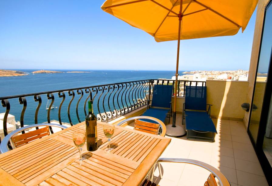 <a href="https://www.airbnb.com.br/rooms/273264" rel="13. Baía de São Paulo, Malta" target="_blank"><strong>13. Baía de São Paulo, Malta</strong></a>Esse terraço delicioso fica na ilha de <a href="https://viajeaqui.abril.com.br/paises/malta" rel="Malta" target="_blank">Malta</a>, no meio do Mediterrâneo, a 16 quilômetros da capital do país, Valletta - e o trasporte público da região pode te levar para conhecer os arredores