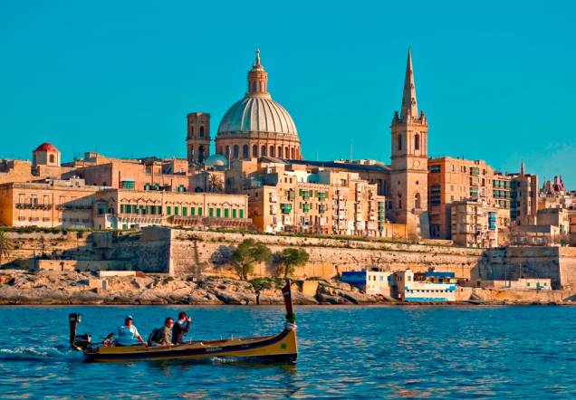 A cidade de Valletta, vista a partir da baía de Marsamxet, em Malta A cidade de Valletta, vista a partir da baía de Marsamxet, em Malta
