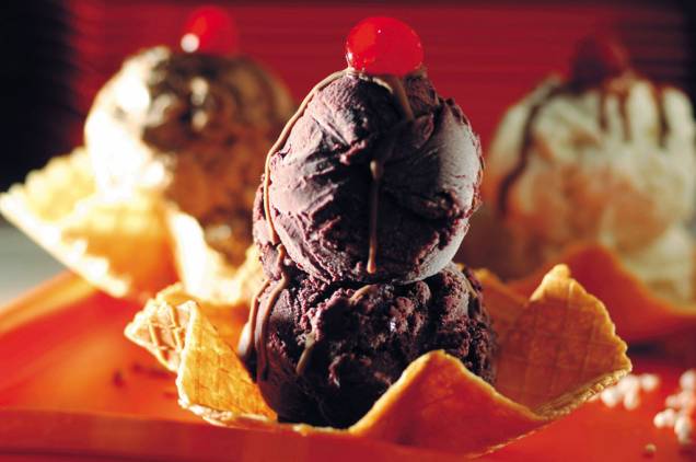 A sorveteria <a href="https://viajeaqui.abril.com.br/estabelecimentos/br-am-manaus-restaurante-glacial" rel="Glacial" target="_blank"><strong>Glacial</strong></a>, a mais famosa de <a href="https://viajeaqui.abril.com.br/cidades/br-am-manaus" rel="Manaus" target="_blank">Manaus</a> (AM), produz gelados com sabores amazônicos, entre eles, tucumã e cupuaçu. Na foto, duas bolas de sorvete de açaí na casquinha A sorveteria <a href="https://viajeaqui.abril.com.br/estabelecimentos/br-am-manaus-restaurante-glacial" rel="Glacial" target="_blank"><strong>Glacial</strong></a>, a mais famosa de <a href="https://viajeaqui.abril.com.br/cidades/br-am-manaus" rel="Manaus" target="_blank">Manaus</a> (AM), produz gelados com sabores amazônicos, entre eles, tucumã e cupuaçu. Na foto, duas bolas de sorvete de açaí na casquinha