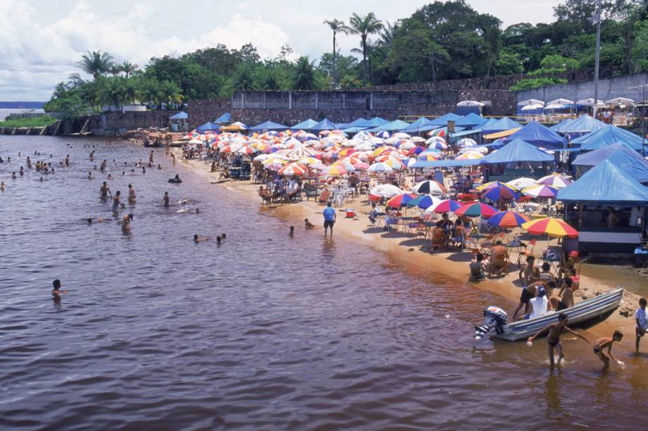 <a href="https://viajeaqui.abril.com.br/estabelecimentos/br-am-manaus-atracao-praia-ponta-negra" rel="Praia da Ponta Negra" target="_blank">Praia da Ponta Negra</a>, o bairro mais bonito de Manaus (AM). A faixa de areia só aparece entre julho e novembro, período de cheia, mas a orla tem vida independente com bares, shows e pista de caminhada