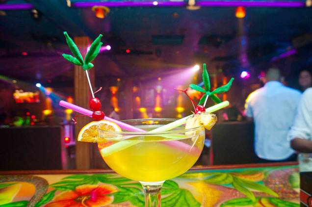 <strong>Para badalar: Mangos Tropical Café</strong> Uma das boates mais agitadas de Miami vai abrir sua primeira unidade em Orlando. Além da pista de dança e palco, a casa também é conhecida por seus drinks tropicais e shows de dança em ritmos latinos. (Obs.: a foto acima é da Mangos Tropical Café de South Beach, a de Orlando será inaugurada no verão) <strong>Para badalar: Mangos Tropical Café</strong> Uma das boates mais agitadas de Miami vai abrir sua primeira unidade em Orlando. Além da pista de dança e palco, a casa também é conhecida por seus drinks tropicais e shows de dança em ritmos latinos. (Obs.: a foto acima é da Mangos Tropical Café de South Beach, a de Orlando será inaugurada no verão)