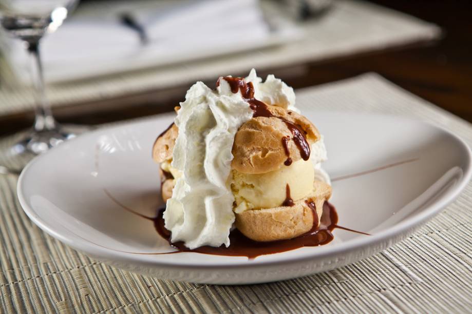 Profiteroles au chocolat, sobremesa do estrelado <a href="https://viajeaqui.abril.com.br/estabelecimentos/br-sp-sao-paulo-restaurante-marcel-hotel-quality" rel="Marcel">Marcel</a>, servida no almoço da edição estadual da São Paulo Restaurant Week