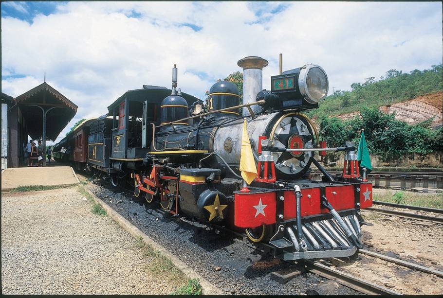 <strong>3. Passeio de trem entre Tiradentes e São João Del Rei</strong> Inaugurada no século 19, a estrada de ferro que liga São João del Rei à cidade vizinha está entre as mais antigas do país e nunca parou de funcionar. O trajeto de maria-fumaça até a histórica cidade de Tiradentes dura 40 minutos e segue a margem do Rio das Mortes – no sentido de São João del Rei para Tiradentes, a melhor vista está do lado esquerdo do trem <a href="https://viajeaqui.abril.com.br/materias/o-brasil-de-trem-leia-o-relato-de-uma-viagem-por-cinco-regioes-do-pais" target="_blank" rel="noopener">+ O Brasil de trem: sim, é possível viajar sobre trilhos no país! Veja os roteiros</a>