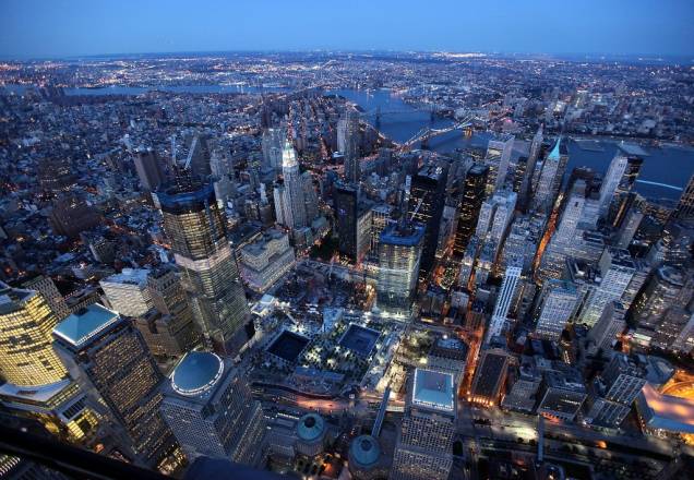Vista aérea do Ground zero, em Nova York. À esquerda das duas fontes quadradas está sendo contruído o One World Trade Center, que será o edifício mais alto da cidade Vista aérea do Ground zero, em Nova York. À esquerda das duas fontes quadradas está sendo contruído o One World Trade Center, que será o edifício mais alto da cidade