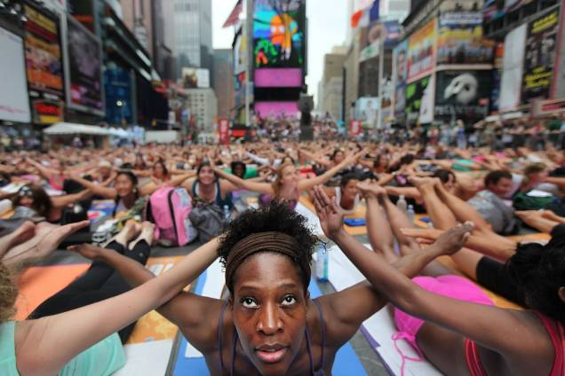 Entusiastas do ioga reúnem-se em Times Square, Nova York, durante as comemorações do início do verão no Hemisfério Norte Entusiastas do ioga reúnem-se em Times Square, Nova York, durante as comemorações do início do verão no Hemisfério Norte