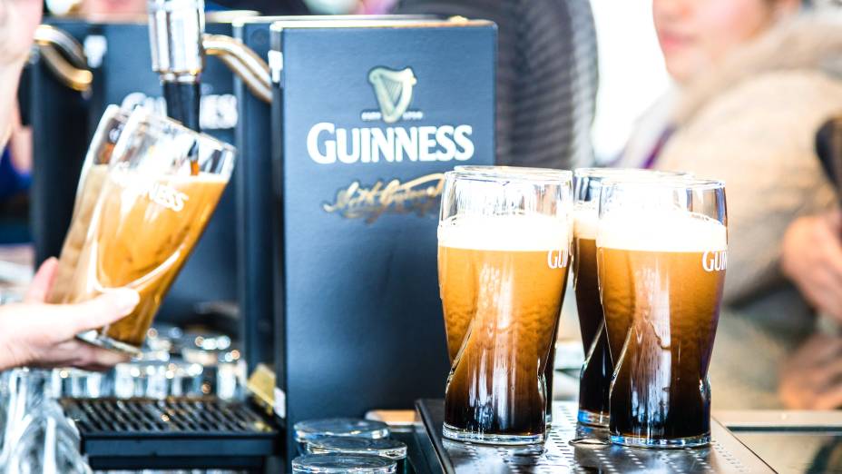 Velha conhecida dos moradores do país – e do resto do mundo – a <a href="https://viajeaqui.abril.com.br/estabelecimentos/irlanda-dublin-atracao-guinness-storehouse" rel="cerveja Guinness">cerveja Guinness</a> é saborosa e bem encorpada. A presença dela é obrigatória nos pubs e até em algumas receitas