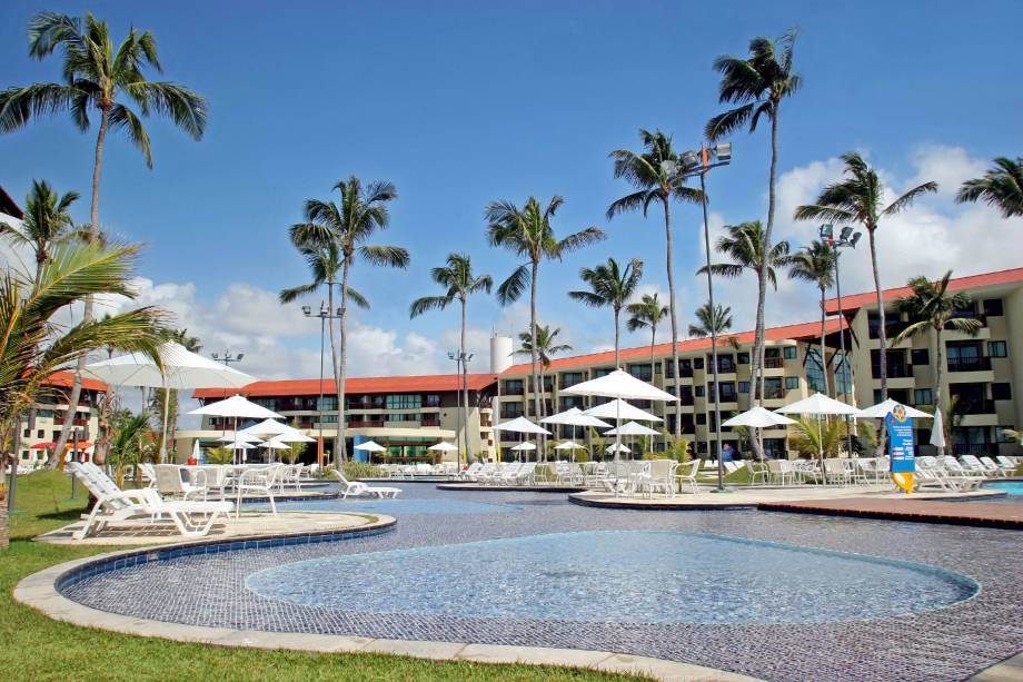 <a href="https://viajeaqui.abril.com.br/estabelecimentos/br-pe-porto-de-galinhas-hospedagem-marulhos-suites" rel="Resort Marulhos Suítes" target="_blank"><strong>Resort Marulhos Suítes</strong></a>Com piscinas envidraçadas nas laterais, verdadeiros "aquários humanos", e áreas de acessibilidade em boa parte de sua extensão, o Marulhos Suítes tem opções de lazer para todas as idades. Além das gincanas entre famílias, o lugar ainda tem playground, Kids Club, quadras de tênis e futebol, sauna e salão de beleza. Também à beira da extensa barreira de arrecifes da praia do Muro Alto, a 10 quilômetros da Vila de Porto de Galinhas, o Marulhos Suítes também se beneficia das belas piscinas naturais que se formam na borda do mar, uma das atrações imperdíveis de Porto de Galinhas. <a href="https://viajeaqui.abril.com.br/estabelecimentos/br-pe-porto-de-galinhas-hospedagem-marulhos-suites" rel="Resort Marulhos Suítes" target="_blank"><strong>Resort Marulhos Suítes</strong></a>Com piscinas envidraçadas nas laterais, verdadeiros "aquários humanos", e áreas de acessibilidade em boa parte de sua extensão, o Marulhos Suítes tem opções de lazer para todas as idades. Além das gincanas entre famílias, o lugar ainda tem playground, Kids Club, quadras de tênis e futebol, sauna e salão de beleza. Também à beira da extensa barreira de arrecifes da praia do Muro Alto, a 10 quilômetros da Vila de Porto de Galinhas, o Marulhos Suítes também se beneficia das belas piscinas naturais que se formam na borda do mar, uma das atrações imperdíveis de Porto de Galinhas.