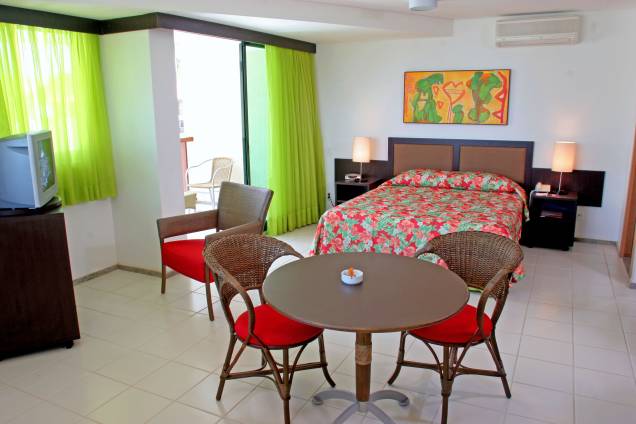 <a href="https://viajeaqui.abril.com.br/estabelecimentos/br-pe-porto-de-galinhas-hospedagem-marulhos-suites" rel="Resort Marulhos Suítes" target="_blank"><strong>Resort Marulhos Suítes</strong></a>Em suas 120 acomodações, sendo 90 da categoria studio e 30 suítes, o hóspede encontra um ambiente acolhedor. Além das acomodações, o turista que ficar por aqui não poderá reclamar da estrutura de lazer e descanso, como a quadra de tênis (saibro) e o minicampo de futebol. O resort tem também salão de beleza, sauna, sala de massagem e relaxamento. <a href="https://viajeaqui.abril.com.br/estabelecimentos/br-pe-porto-de-galinhas-hospedagem-marulhos-suites" rel="Resort Marulhos Suítes" target="_blank"><strong>Resort Marulhos Suítes</strong></a>Em suas 120 acomodações, sendo 90 da categoria studio e 30 suítes, o hóspede encontra um ambiente acolhedor. Além das acomodações, o turista que ficar por aqui não poderá reclamar da estrutura de lazer e descanso, como a quadra de tênis (saibro) e o minicampo de futebol. O resort tem também salão de beleza, sauna, sala de massagem e relaxamento.