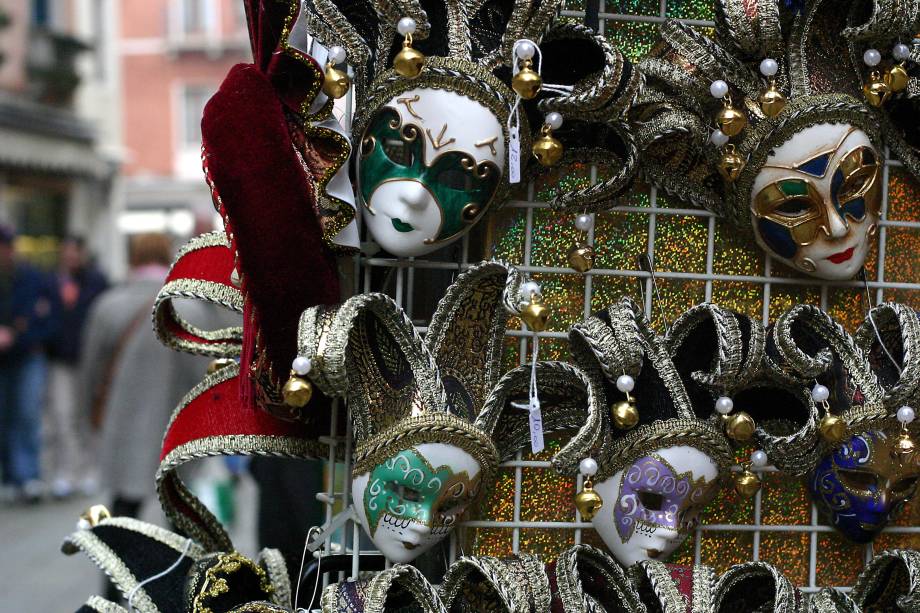 As máscaras são, literalmente, a cara de <a href="https://preprod.viagemeturismo.abril.com.br/cidades/veneza-15/" target="_blank">Veneza</a>! Coloridas e cheias de glitter, elas são vendidas aos montes pelas ruas da cidade