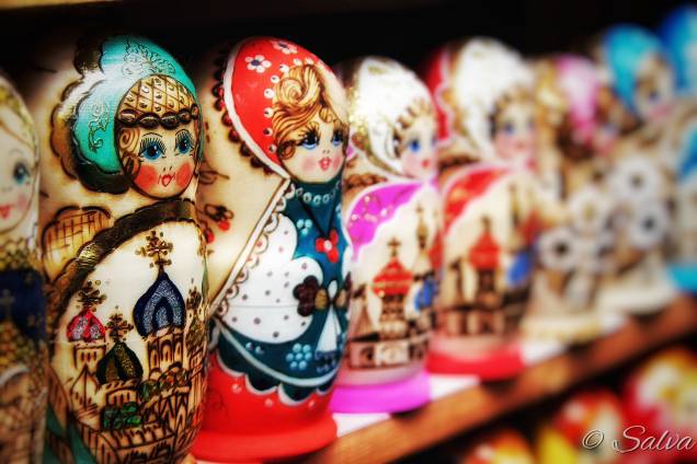 Um tradicional brinquedo russo, as bonecas matrioska parecem infinitas quando abrem para relevar uma outra boneca menor dentro. Mas, sem fim mesmo é a quantidade dessas bonequinhas espalhadas pela <a href="https://preprod.viagemeturismo.abril.com.br/paises/russia/" target="_blank">Rússia</a> Um tradicional brinquedo russo, as bonecas matrioska parecem infinitas quando abrem para relevar uma outra boneca menor dentro. Mas, sem fim mesmo é a quantidade dessas bonequinhas espalhadas pela <a href="https://preprod.viagemeturismo.abril.com.br/paises/russia/" target="_blank">Rússia</a>