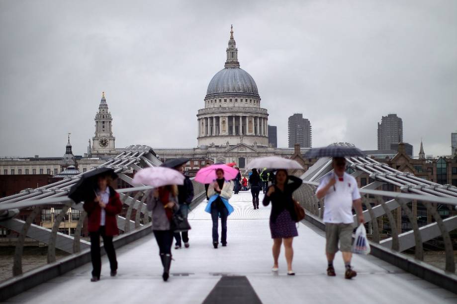 A Catedral de St. Paul, obra-prima de Christopher Wren, vista da Millenium Bridge, em Londres