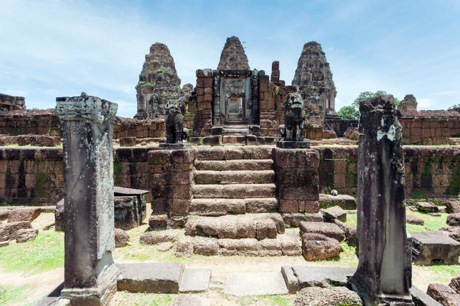 <strong>8. East Mebon</strong>Este templo do século 10 estava localizado no meio de um lago artificial muito grande, que agora está seco. É dedicado ao deus Shiva e chama a atenção devido as suas esculturas, incluindo elefantes de pedra de 2 metros de altura. A área onde ele está é muito ensolarada, pois tudo em volta costumava ser coberto de água: durante o Império Khmer, só era possível chegar até o templo de barco