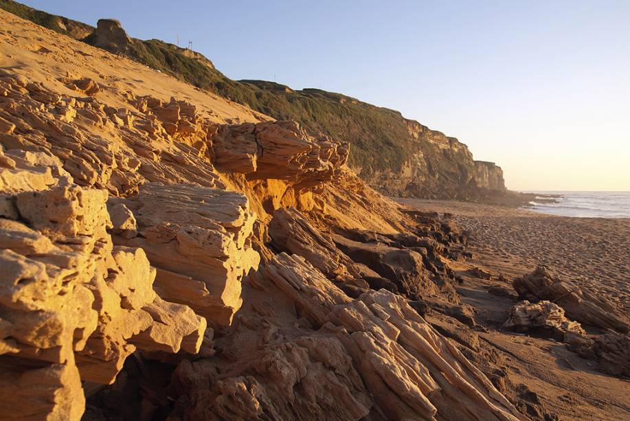 Também chamada de <strong>Praia do Moinho de Baixo</strong>, a Praia do Meco está próxima à <strong>aldeia do Meco</strong>, que lhe deu o nome popular. Foi uma das primeiras do país a definir uma zona devidamente licenciada para a prática do naturismo. Entre os serviços, há bar, bica de água doce e estacionamento. O mar é revolto, bom para <strong>surfe</strong>, <strong>bodyboard</strong> e <strong>windsurf</strong>. O acesso pela praia do Rio da Prata é difícil