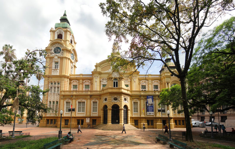 <a href="https://viajeaqui.abril.com.br/estabelecimentos/br-rs-porto-alegre-atracao-memorial-do-rio-grande-do-sul" rel="Memorial do Rio Grande do Sul"><strong>Memorial do Rio Grande do Sul</strong></a>No primeiro andar, monitores usam uma linha do tempo para contar a história do estado a partir de personalidades como Bento Gonçalves e Luís Carlos Prestes. A exposição também contextualiza vida e obra de artistas gaúchos, como Elis Regina e Érico Verissimo.<strong>Onde:</strong> Rua Sete de setembro, 1020, Praça da Alfândega (Centro)<strong>Horário de Funcionamento:</strong> de terça a sábado, das 10h às 18h; Domingos, das 13h às 17h