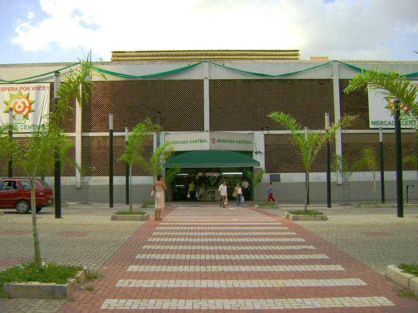 <strong><a href="https://viajeaqui.abril.com.br/estabelecimentos/br-mg-belo-horizonte-atracao-mercado-central" rel="Mercado Central" target="_self">Mercado Central</a></strong>                Construído em 1939 com o intuito de ser um Mercado Municipal, o lugar foi comprado por comerciantes e mudou de identidade, mas segue como uma verdadeira síntese da cultura mineira. Aqui, é possível encontrar de tudo um pouco, como frutas, ervas, flores e produtos de artesanato. Vale dar uma pausa para almoçar em um dos restaurantes do local, como o <strong>Casa Cheia</strong>. Vencedor do Comida di Buteco e especializado em comida mineira, ele tem uma variedade de pratos peculiares