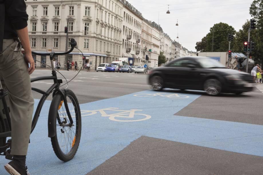 Copenhague tem 350 quilômetros de ciclovias e 40 quilômetros de ciclovias verdes, que são exclusivas para o trânsito de bicicleta, sem nenhum contato com automóveis. E ainda há projetos para a ampliação desse sistema nos próximos anos. Atualmente, 37% da população da cidade se locomove sobre pedais. A meta local é que até 2015 esse número alcance metade dos habitantes. A cidade é um dos poucos lugares do mundo a contar com um sistema de semáforos específico para ciclistas