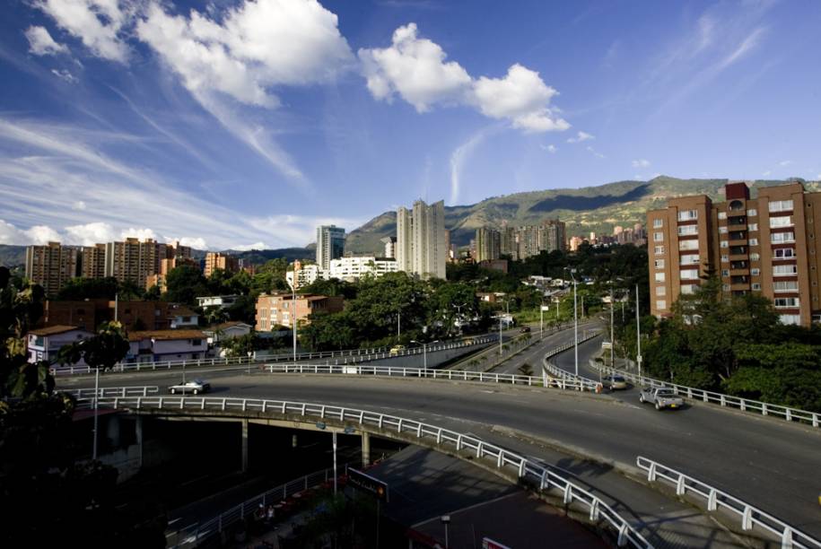 Pontos importantes de Medellín podem ser visitados de bicicleta nas ciclofaixas que há na cidade, caso da Plaza Botero, da Universidad Bolivariana, do Zoológico e do Parque Explora, entre outros locais. Os passeios podem ser feitos na companhia de guias turísticos que vão comentando a história local. Ao todo são 39 quilômetros que funcionam aos domingos e feriados. Há também um esquema alternativo, que autoriza o trânsito de bikes nas vias principais no período noturno, das 20 às 22 horas, de segunda a quinta-feira