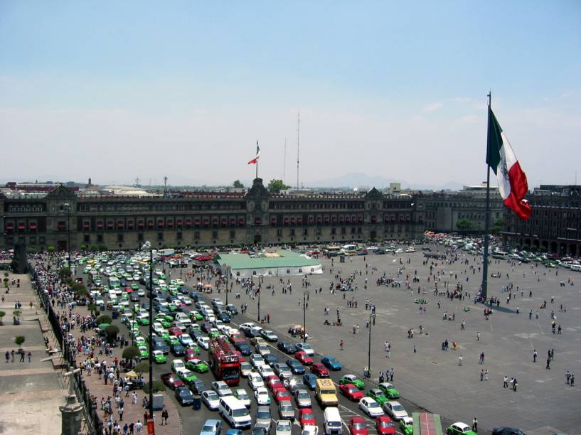 <strong>Zócalo – <a href="https://preprod.viagemeturismo.abril.com.br/cidades/cidade-do-mexico/" target="_blank" rel="noopener">Cidade do México</a> – <a href="https://preprod.viagemeturismo.abril.com.br/paises/mexico/" target="_blank" rel="noopener">México </a></strong>O nome oficial é Plaza de la Constituición, mas a principal praça da Cidade do México é chamada de Zócalo (que significa "base") desde o século 19. Isso porque havia o plano de construir um grande monumento em homenagem à independência do México, mas apenas a base foi erguida.Nos arredores da imensa praça – uma das maiores do mundo – estão o Palácio Nacional (onde trabalha o presidente), a <a href="https://viajeaqui.abril.com.br/estabelecimentos/mexico-cidade-do-mexico-atracao-catedral-metropolitana-da-cidade-do-mexico" target="_blank" rel="noopener">Catedral Metropolitana</a> e vários prédios de departamentos públicos do governo da cidade. Passeando no seu entorno, também é possível observar as vitrines das joalherias e as entradas luxuosas de alguns hotéis.Quando a área não é dominada por "dançarinos astecas" em busca de trocados de alguns turistas, a praça é palco de protestos e de shows gratuitos de artistas do país. A enorme bandeira do México, que fica no centro, é hasteada em uma cerimônia pomposa todos os dias, às 8h, e arriada às 18h <em><a href="https://www.booking.com/searchresults.pt-br.html?aid=332455&sid=d98f25c4d6d5f89238aebe98e11a09ba&sb=1&src=searchresults&src_elem=sb&error_url=https%3A%2F%2Fwww.booking.com%2Fsearchresults.pt-br.html%3Faid%3D332455%3Bsid%3Dd98f25c4d6d5f89238aebe98e11a09ba%3Btmpl%3Dsearchresults%3Bac_click_type%3Db%3Bac_position%3D0%3Bcity%3D-979186%3Bclass_interval%3D1%3Bdest_id%3D-631243%3Bdest_type%3Dcity%3Bdtdisc%3D0%3Bfrom_sf%3D1%3Bgroup_adults%3D2%3Bgroup_children%3D0%3Biata%3DBSB%3Binac%3D0%3Bindex_postcard%3D0%3Blabel_click%3Dundef%3Bno_rooms%3D1%3Boffset%3D0%3Bpostcard%3D0%3Braw_dest_type%3Dcity%3Broom1%3DA%252CA%3Bsb_price_type%3Dtotal%3Bsearch_selected%3D1%3Bshw_aparth%3D1%3Bslp_r_match%3D0%3Bsrc%3Dsearchresults%3Bsrc_elem%3Dsb%3Bsrpvid%3D972b7bd902cf0013%3Bss%3DBras%25C3%25ADlia%252C%2520Distrito%2520Federal%252C%2520Brasil%3Bss_all%3D0%3Bss_raw%3Dbrasilia%3Bssb%3Dempty%3Bsshis%3D0%3Bssne%3DBuenos%2520Aires%3Bssne_untouched%3DBuenos%2520Aires%26%3B&ss=Cidade+do+M%C3%A9xico%2C+Regi%C3%A3o+da+Cidade+do+M%C3%A9xico%2C+M%C3%A9xico&is_ski_area=&ssne=Bras%C3%ADlia&ssne_untouched=Bras%C3%ADlia&city=-631243&checkin_year=&checkin_month=&checkout_year=&checkout_month=&group_adults=2&group_children=0&no_rooms=1&from_sf=1&ss_raw=cidade+do+m%C3%A9xico&ac_position=0&ac_langcode=xb&ac_click_type=b&dest_id=-1658079&dest_type=city&iata=MEX&place_id_lat=19.432863&place_id_lon=-99.133301&search_pageview_id=972b7bd902cf0013&search_selected=true&search_pageview_id=972b7bd902cf0013&ac_suggestion_list_length=5&ac_suggestion_theme_list_length=0" target="_blank" rel="noopener">Busque hospedagem na Cidade do México</a> </em>