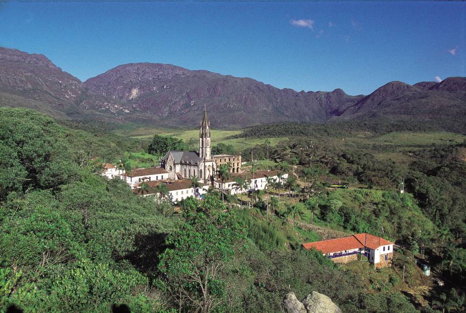 Patrimônio natural e histórico, o Santuário do Caraça possui trilhas e cachoeiras - além de lobos-guarás, que podem ser vistos ao anoitecer. <a href="https://www.booking.com/searchresults.pt-br.html?aid=332455&lang=pt-br&sid=eedbe6de09e709d664615ac6f1b39a5d&sb=1&src=searchresults&src_elem=sb&error_url=https%3A%2F%2Fwww.booking.com%2Fsearchresults.pt-br.html%3Faid%3D332455%3Bsid%3Deedbe6de09e709d664615ac6f1b39a5d%3Bcity%3D900050231%3Bclass_interval%3D1%3Bdest_id%3D-661457%3Bdest_type%3Dcity%3Bdtdisc%3D0%3Bfrom_sf%3D1%3Bgroup_adults%3D2%3Bgroup_children%3D0%3Binac%3D0%3Bindex_postcard%3D0%3Blabel_click%3Dundef%3Bno_rooms%3D1%3Boffset%3D0%3Bpostcard%3D0%3Braw_dest_type%3Dcity%3Broom1%3DA%252CA%3Bsb_price_type%3Dtotal%3Bsearch_selected%3D1%3Bsrc%3Dsearchresults%3Bsrc_elem%3Dsb%3Bss%3DPetr%25C3%25B3polis%252C%2520%25E2%2580%258BRio%2520de%2520Janeiro%252C%2520%25E2%2580%258BBrasil%3Bss_all%3D0%3Bss_raw%3DPetr%25C3%25B3polis%3Bssb%3Dempty%3Bsshis%3D0%3Bssne_untouched%3DPedra%2520Azul%26%3B&ss=Santa+B%C3%A1rbara%2C+%E2%80%8BCalif%C3%B3rnia%2C+%E2%80%8BEstados+Unidos&ssne=Petr%C3%B3polis&ssne_untouched=Petr%C3%B3polis&city=-661457&checkin_monthday=&checkin_month=&checkin_year=&checkout_monthday=&checkout_month=&checkout_year=&no_rooms=1&group_adults=2&group_children=0&highlighted_hotels=&from_sf=1&ss_raw=Santa+B%C3%A1rbara&ac_position=0&ac_langcode=xb&dest_id=20015794&dest_type=city&search_pageview_id=c7cf72df5bb800eb&search_selected=true&search_pageview_id=c7cf72df5bb800eb&ac_suggestion_list_length=5&ac_suggestion_theme_list_length=0" target="_blank" rel="noopener"><em>Busque hospedagens em Santa Bárbara</em></a>