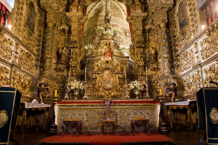 A Igreja Matriz de Nossa Senhora do Pilar, em Ouro Preto (MG) reúne entalhes das três fases do barroco mineiro e está entre as capelas com maior quantidade de ouro do Brasil (mais 400 kg). O Museu de Arte Sacra, no subsolo da sacristia, exibe imagens de N.S. do Pilar, Santa Bárbara e N.S. da Conceição