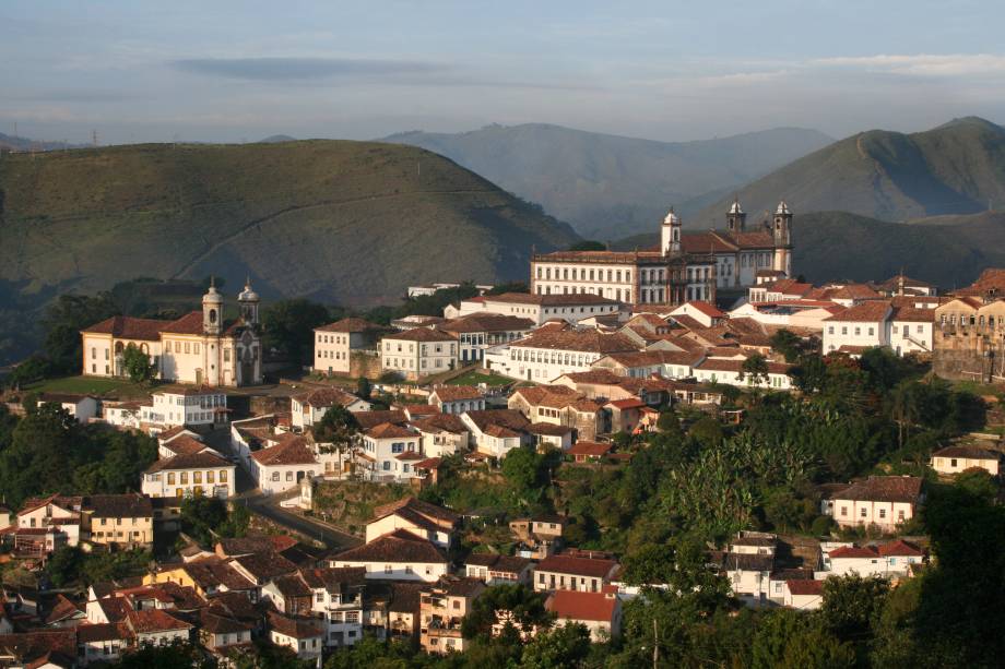 O conjunto de igrejas, museus e construções históricas de Ouro Preto, Minas Gerais, foi apontado pela UNESCO como Patrimônio Cultural da Humanidade. A beleza do casario colonial e a riqueza dos altares barrocos nos leva de volta ao tempo do Ciclo do Ouro e da Inconfidência Mineira.