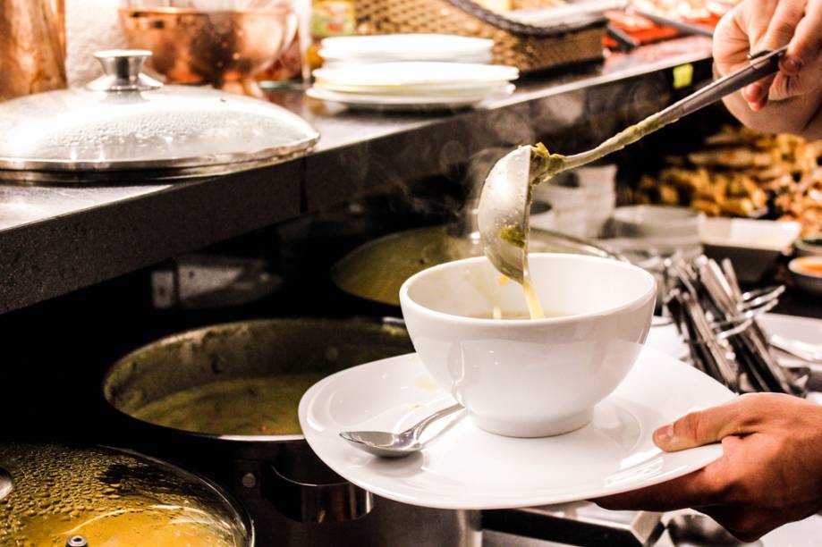 <a href="https://viajeaqui.abril.com.br/estabelecimentos/br-sp-sao-paulo-restaurante-bella-paulista" rel="BELLA PAULISTA" target="_self"><strong>BELLA PAULISTA</strong></a> A movimentada padaria 24 horas no bairro Cerqueira César, próxima à Avenida Paulista, oferece cinco sabores de sopas que variam a cada noite – apenas a Canja e o Caldo Verde são permanentes no buffet. <strong>Acompanhamentos:</strong> é oferecido diferentes tipos de pães, como francês, de forma, integral ou com gergelim. O buffet também apresenta patês e manteigas. <strong>Bebidas:</strong> o buffet inclui água e duas opções de sucos: laranja natural e laranja com acerola. Quem optar por outra bebida ou outro sabor de suco será cobrado à parte. <strong>Sobremesas:</strong> há varias opções, como tortinhas de morango, suspiro, bolos, entre outros. <strong>Onde:</strong> Rua Haddock Lobo, 354, Cerqueira Cesar, São Paulo <strong>Horário de funcionamento do buffet:</strong> de segunda-feira a domingo, das 18h às 4h <strong>Quanto:</strong> R$ 34,90 por pessoa - <a href="https://www.bellapaulista.com" rel="www.bellapaulista.com">www.bellapaulista.com</a> <a href="https://viajeaqui.abril.com.br/estabelecimentos/br-sp-sao-paulo-restaurante-bella-paulista" rel="BELLA PAULISTA" target="_self"><strong>BELLA PAULISTA</strong></a> A movimentada padaria 24 horas no bairro Cerqueira César, próxima à Avenida Paulista, oferece cinco sabores de sopas que variam a cada noite – apenas a Canja e o Caldo Verde são permanentes no buffet. <strong>Acompanhamentos:</strong> é oferecido diferentes tipos de pães, como francês, de forma, integral ou com gergelim. O buffet também apresenta patês e manteigas. <strong>Bebidas:</strong> o buffet inclui água e duas opções de sucos: laranja natural e laranja com acerola. Quem optar por outra bebida ou outro sabor de suco será cobrado à parte. <strong>Sobremesas:</strong> há varias opções, como tortinhas de morango, suspiro, bolos, entre outros. <strong>Onde:</strong> Rua Haddock Lobo, 354, Cerqueira Cesar, São Paulo <strong>Horário de funcionamento do buffet:</strong> de segunda-feira a domingo, das 18h às 4h <strong>Quanto:</strong> R$ 34,90 por pessoa - <a href="https://www.bellapaulista.com" rel="www.bellapaulista.com">www.bellapaulista.com</a>