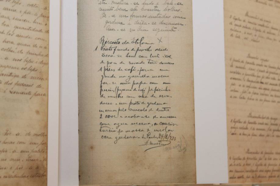 Receitas de três gerações da família Almeida Prado estampam painéis do Espaço Memória. A caligrafia original mostra a tradição de cozinhar mais com o instinto - vide trechos como "água: o quanto bastar"