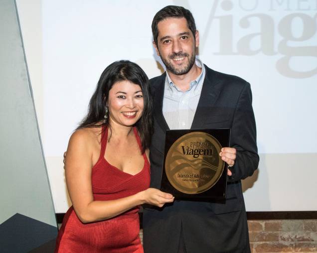 Marcos Barros, diretor sênior para a América Latina do Universals Islands of Adventure, recebe o prêmio de melhor parque temático internacional das mãos da editora Rosana Zakabi Marcos Barros, diretor sênior para a América Latina do Universals Islands of Adventure, recebe o prêmio de melhor parque temático internacional das mãos da editora Rosana Zakabi