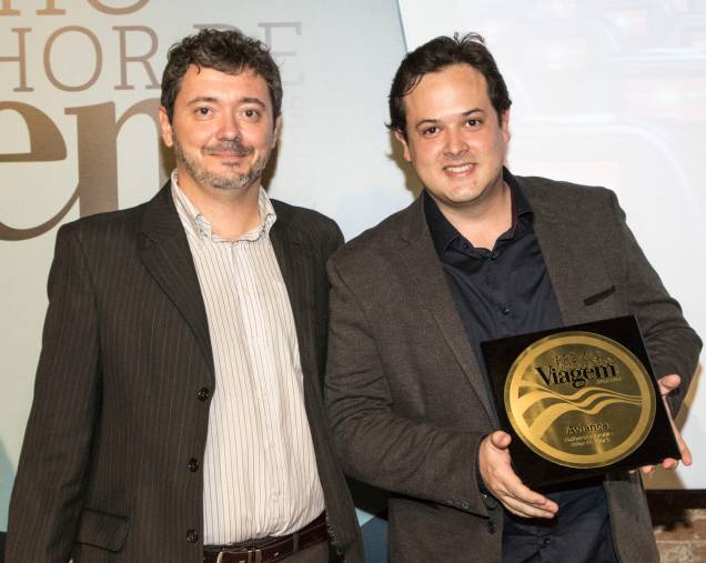 O editor da revista Viagem e Turismo, Fernando Souza, entrega a placa de melhor companhia aérea nacional a Gabriel Lago, gerente de marketing da Avianca Brasil O editor da revista Viagem e Turismo, Fernando Souza, entrega a placa de melhor companhia aérea nacional a Gabriel Lago, gerente de marketing da Avianca Brasil