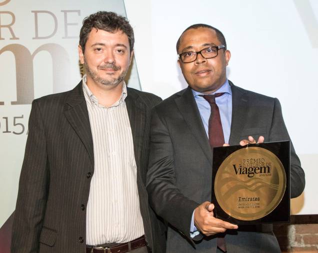 Stephane Perard, diretor geral para o Brasil da Emirates Airline, recebe o título de melhor companhia aérea internacional, entregue pelo editor Fernando Souza Stephane Perard, diretor geral para o Brasil da Emirates Airline, recebe o título de melhor companhia aérea internacional, entregue pelo editor Fernando Souza
