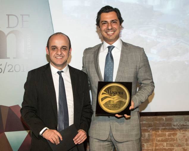 O editor-sênior da revista Viagem e Turismo, Almir de Freitas, entrega o prêmio de melhor hotel a Rodrigo Ferreira Lovatti, diretor regional de vendas e marketing da Belmond Brazil Hotéis; o hotel vencedor desta edição é o Belmond Hotel das Cataratas O editor-sênior da revista Viagem e Turismo, Almir de Freitas, entrega o prêmio de melhor hotel a Rodrigo Ferreira Lovatti, diretor regional de vendas e marketing da Belmond Brazil Hotéis; o hotel vencedor desta edição é o Belmond Hotel das Cataratas
