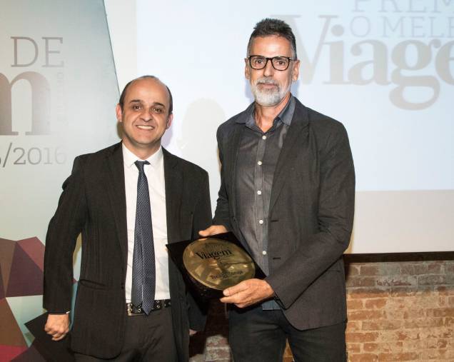 Luis Henrique Ribeiro, diretor da pousada Toca da Coruja, exibe o prêmio de melhor pousada; quem entregou a placa foi o editor-sênior da revista Viagem e Turismo, Almir de Freitas Luis Henrique Ribeiro, diretor da pousada Toca da Coruja, exibe o prêmio de melhor pousada; quem entregou a placa foi o editor-sênior da revista Viagem e Turismo, Almir de Freitas