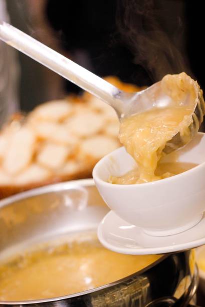 <strong>CEAGESP</strong> Um dos mais famosos festivais de sopas da capital paulista serve até cinco caldos diferentes a cada semana. A tradicional de cebola (gratinada ou normal) permanece no buffet até o final do evento, que será no dia 18 de agosto (domingo) <strong>Acompanhamentos</strong>: o público conta com torradas no balcão de sopas e uma mesa com frios, conservas e outros tipos de pães. <strong>Bebidas:</strong> para quem quiser harmonizar as sopas com vinhos, o festival tem rótulos de tintos, branco e rosé. Também é oferecido sucos naturais, refrigerantes, café expresso e com chantilly. Todos são cobrados à parte. <strong>Sobremesas:</strong> o cliente pode provar o merengue de morangos, que não está incluso no valor do buffet. Além disso, duas sobremesas foram colocadas como pratos adicionais: a canjica, servida às quartas-feiras; e a sopa de chocolate com frutas, servida aos domingos. Ambas estão inclusas no valor cobrado pelo buffet. <strong>Onde:</strong> Avenida Dr. Gastão Vidigal, 1946 – Portão 3, Vila Leopoldina, São Paulo <strong>Horário de funcionamento do buffet:</strong> quarta-feira, quinta-feira e domingo, das 18h à 0h. Sexta-feira e sábados, das 18h às 4h. <strong>Quanto:</strong> R$ 26,90 por pessoa. Crianças até 5 anos não pagam. De 6 a 10 anos o valor cobrado é R$13,40. Bebidas e sobremesas são cobradas à parte <strong>Mais informações:</strong> (11) 3643-3980 - <a href="https://www.ceagesp.gov.br" rel="www.ceagesp.gov.br" target="_blank">www.ceagesp.gov.br</a> <strong>CEAGESP</strong> Um dos mais famosos festivais de sopas da capital paulista serve até cinco caldos diferentes a cada semana. A tradicional de cebola (gratinada ou normal) permanece no buffet até o final do evento, que será no dia 18 de agosto (domingo) <strong>Acompanhamentos</strong>: o público conta com torradas no balcão de sopas e uma mesa com frios, conservas e outros tipos de pães. <strong>Bebidas:</strong> para quem quiser harmonizar as sopas com vinhos, o festival tem rótulos de tintos, branco e rosé. Também é oferecido sucos naturais, refrigerantes, café expresso e com chantilly. Todos são cobrados à parte. <strong>Sobremesas:</strong> o cliente pode provar o merengue de morangos, que não está incluso no valor do buffet. Além disso, duas sobremesas foram colocadas como pratos adicionais: a canjica, servida às quartas-feiras; e a sopa de chocolate com frutas, servida aos domingos. Ambas estão inclusas no valor cobrado pelo buffet. <strong>Onde:</strong> Avenida Dr. Gastão Vidigal, 1946 – Portão 3, Vila Leopoldina, São Paulo <strong>Horário de funcionamento do buffet:</strong> quarta-feira, quinta-feira e domingo, das 18h à 0h. Sexta-feira e sábados, das 18h às 4h. <strong>Quanto:</strong> R$ 26,90 por pessoa. Crianças até 5 anos não pagam. De 6 a 10 anos o valor cobrado é R$13,40. Bebidas e sobremesas são cobradas à parte <strong>Mais informações:</strong> (11) 3643-3980 - <a href="https://www.ceagesp.gov.br" rel="www.ceagesp.gov.br" target="_blank">www.ceagesp.gov.br</a>