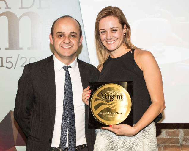 Flávia Possani, gerente de marketing, exibe a placa de melhor resort, entregue por Almir de Freitas para a representante do Royal Palm Plaza Resort Campinas Flávia Possani, gerente de marketing, exibe a placa de melhor resort, entregue por Almir de Freitas para a representante do Royal Palm Plaza Resort Campinas