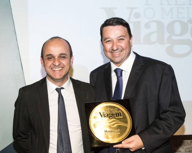 O prêmio de melhor hotel-fazenda foi para o Hotel Fazenda Mazzaropi; quem recebeu a placa do editor-sênior Almir de Freitas (esq.) foi Jorge Artur Ribeiro, diretor dos hotéis Mazzaropi O prêmio de melhor hotel-fazenda foi para o Hotel Fazenda Mazzaropi; quem recebeu a placa do editor-sênior Almir de Freitas (esq.) foi Jorge Artur Ribeiro, diretor dos hotéis Mazzaropi