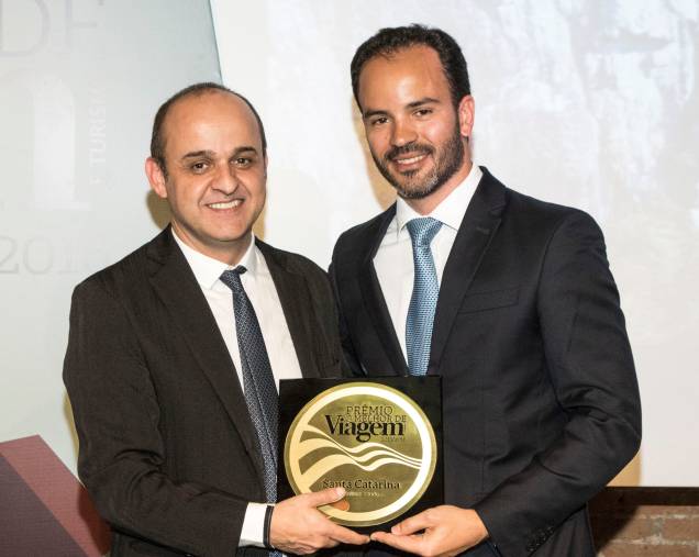 Filipe Mello, secretário de estado de Turismo, Cultura e Esporte de Santa Catarina, recebe de Almir de Freitas o prêmio de melhor estado Filipe Mello, secretário de estado de Turismo, Cultura e Esporte de Santa Catarina, recebe de Almir de Freitas o prêmio de melhor estado