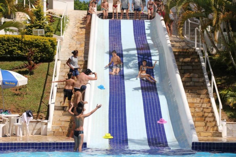 <strong>Vale Suíço Resort, em Itapeva (MG)</strong> O hotel também possui diversificado lazer, especialmente para as crianças, com tirolesa, brinquedoteca e toboágua. Os quartos são mais espaçosos e mais confortáveis que os chalés. <em><a href="https://www.booking.com/hotel/br/vale-suaasso-resort.pt-br.html?aid=332455;label=viagemabril-hoteisfamilia;sid=605c56653290b80351df808102ac423d;dest_id=-647783;dest_type=city;dist=0;group_adults=2;hapos=1;hpos=1;room1=A%2CA;sb_price_type=total;srepoch=1533590842;srfid=9ab771659f21aaf00fe79a5dfeab5ffe35938db2X1;srpvid=49fa96dda68803b8;type=total;ucfs=1&#hotelTmpl" target="_blank" rel="noopener">Reserve sua estadia no Vale Suíço Resort</a></em>