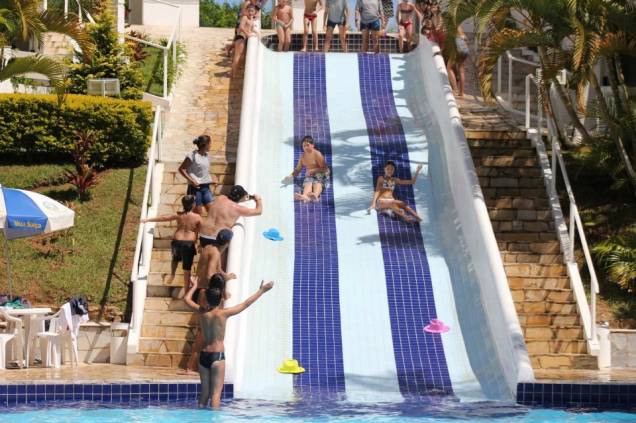 <strong>Vale Suíço Resort, em Itapeva (MG)</strong> O hotel também possui diversificado lazer, especialmente para as crianças, com tirolesa, brinquedoteca e toboágua. Os quartos são mais espaçosos e mais confortáveis que os chalés. <em><a href="https://www.booking.com/hotel/br/vale-suaasso-resort.pt-br.html?aid=332455;label=viagemabril-hoteisfamilia;sid=605c56653290b80351df808102ac423d;dest_id=-647783;dest_type=city;dist=0;group_adults=2;hapos=1;hpos=1;room1=A%2CA;sb_price_type=total;srepoch=1533590842;srfid=9ab771659f21aaf00fe79a5dfeab5ffe35938db2X1;srpvid=49fa96dda68803b8;type=total;ucfs=1&#hotelTmpl" target="_blank" rel="noopener">Reserve sua estadia no Vale Suíço Resort</a></em> <strong>Vale Suíço Resort, em Itapeva (MG)</strong> O hotel também possui diversificado lazer, especialmente para as crianças, com tirolesa, brinquedoteca e toboágua. Os quartos são mais espaçosos e mais confortáveis que os chalés. <em><a href="https://www.booking.com/hotel/br/vale-suaasso-resort.pt-br.html?aid=332455;label=viagemabril-hoteisfamilia;sid=605c56653290b80351df808102ac423d;dest_id=-647783;dest_type=city;dist=0;group_adults=2;hapos=1;hpos=1;room1=A%2CA;sb_price_type=total;srepoch=1533590842;srfid=9ab771659f21aaf00fe79a5dfeab5ffe35938db2X1;srpvid=49fa96dda68803b8;type=total;ucfs=1&#hotelTmpl" target="_blank" rel="noopener">Reserve sua estadia no Vale Suíço Resort</a></em>