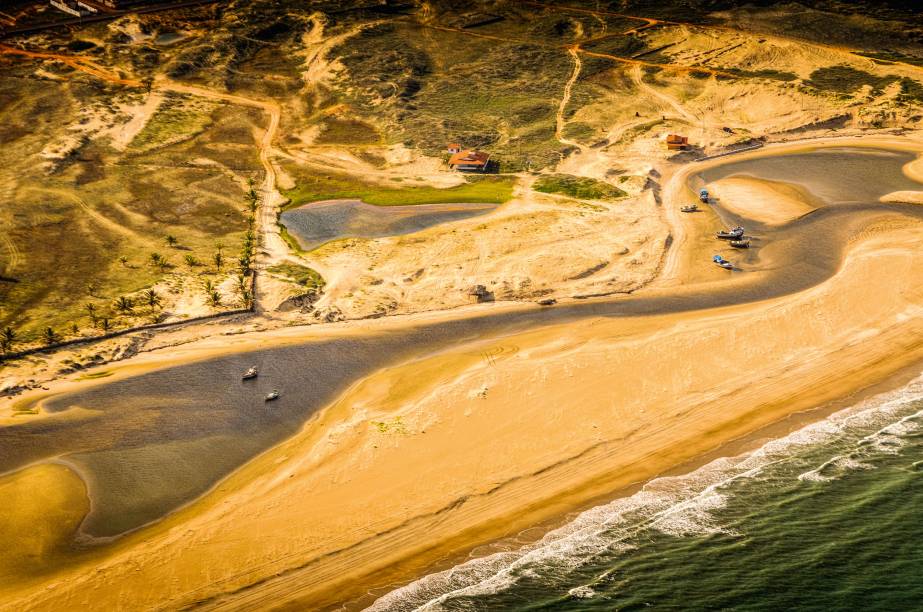 <strong>Barra de Punaú, Rio do Fogo</strong>Local bucólico à beira da praia, é onde o Rio Punaú encontra o mar. Para ter ainda mais contato com a natureza e tranquilidade, basta caminhar um pouco para a esquerda em relação ao mar, acompanhando as lagoas de água salgada.Se estiver motorizado, tenha cuidado com o horário: com a maré enchendo, corre-se o risco de ficar com o veículo preso