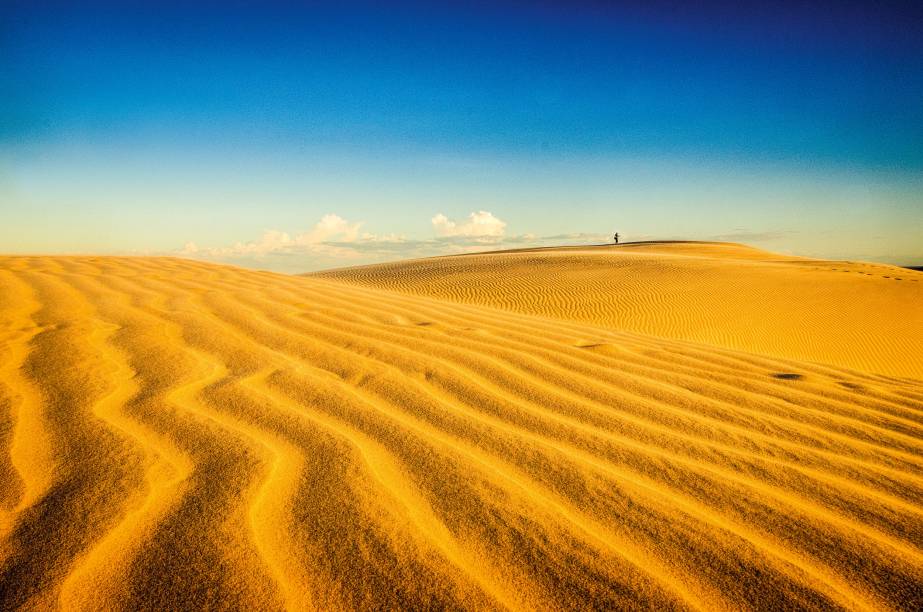 <strong>Dunas do Rosado, Areia Branca</strong>    Cenários de filmes e novelas, as dunas se espelham pela Costa Branca do estado, onde o litoral e o sertão, invariavelmente, compartilham a mesma paisagem desértica. Na luz do fim de tarde, o formato do conjunto e a cor das dunas enchem de beleza, fácil, o cartão de memória de uma câmera    <strong><a href="https://viajeaqui.abril.com.br/materias/dunas-do-brasil-fotos" rel="+ 15 dunas do Brasil que merecem a sua visita" target="_blank">+ 15 dunas do Brasil que merecem a sua visita</a></strong>