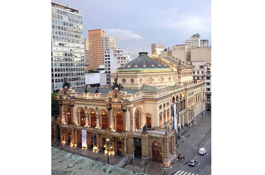 A técnica audiovisual Mislene Martins fotografou o Theatro Municipal do terraço da academia do Shopping Light, no Centro da capital