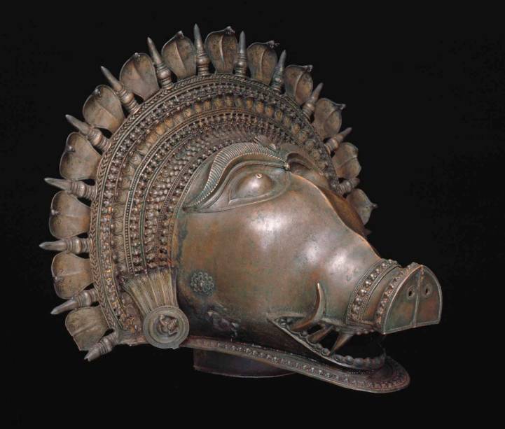 Máscara do Javali Panjurli, usada em celebrações. O javali é uma das oito manifestações de Vishnu, o deus da preservação Máscara do Javali Panjurli, usada em celebrações. O javali é uma das oito manifestações de Vishnu, o deus da preservação