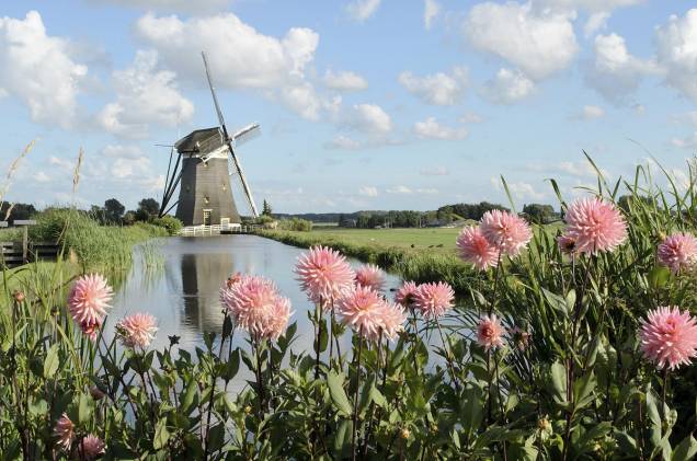 Um passeio de um dia a partir de Amsterdã são os moinhos de <a href="https://viajeaqui.abril.com.br/estabelecimentos/holanda-amsterda-atracao-moinhos-em-kinderdijk" rel="Kinderdijk" target="_blank">Kinderdijk</a>, a 95 quilômetros do centro da cidade Um passeio de um dia a partir de Amsterdã são os moinhos de <a href="https://viajeaqui.abril.com.br/estabelecimentos/holanda-amsterda-atracao-moinhos-em-kinderdijk" rel="Kinderdijk" target="_blank">Kinderdijk</a>, a 95 quilômetros do centro da cidade