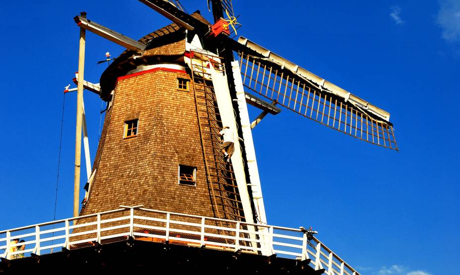 <a href="https://viajeaqui.abril.com.br/cidades/br-sp-holambra" rel="6. Holambra (SP)" target="_self"><strong>6. Holambra (SP)</strong></a> Com forte presença da cultura holandesa, essa pequena cidade conta com a força da agricultura de seus ancestrais para fortalecer sua economia. Entre as atrações, está o <a href="https://viajeaqui.abril.com.br/estabelecimentos/br-sp-holambra-atracao-moinho-povos-unidos" rel="Moinho Povos Unidos" target="_blank"><strong>Moinho Povos Unidos</strong></a> (foto), que tem 38 metros de altura e pode ser visitado por dentro <a href="https://viajeaqui.abril.com.br/cidades/br-sp-holambra" rel="6. Holambra (SP)" target="_self"><strong>6. Holambra (SP)</strong></a> Com forte presença da cultura holandesa, essa pequena cidade conta com a força da agricultura de seus ancestrais para fortalecer sua economia. Entre as atrações, está o <a href="https://viajeaqui.abril.com.br/estabelecimentos/br-sp-holambra-atracao-moinho-povos-unidos" rel="Moinho Povos Unidos" target="_blank"><strong>Moinho Povos Unidos</strong></a> (foto), que tem 38 metros de altura e pode ser visitado por dentro