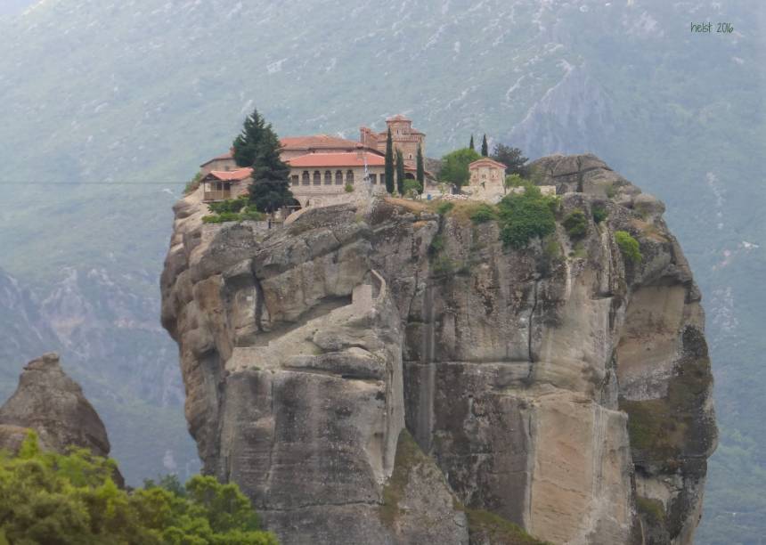 <strong>COM CRUZEIRO E <a href="https://viajeaqui.abril.com.br/paises/turquia" rel="TURQUIA" target="_blank">TURQUIA</a></strong>Na primeira metade, o tour de 14 noites faz o circuito Atenas–Peloponeso, com três noites na capital, três entre Olímpia, Delfos e Kalambaka (foto) e uma noite extra em <a href="https://viajeaqui.abril.com.br/cidades/grecia-atenas" rel="Atenas" target="_blank">Atenas</a> para o cruzeiro de um dia pelas ilhas de Hydra, Poros e Aegina. Nas quatro noites seguintes, segue para Kusadasi, na costa turca, e às ilhas gregas de <a href="https://viajeaqui.abril.com.br/cidades/grecia-mykonos" rel="Mykonos" target="_blank">Mykonos</a>, Patmos, Rodes, <a href="https://viajeaqui.abril.com.br/cidades/grecia-creta" rel="Creta" target="_blank">Creta</a> e <a href="https://viajeaqui.abril.com.br/cidades/grecia-santorini" rel="Santorini" target="_blank">Santorini</a>. De volta a Atenas, um voo leva às três noites finais em <a href="https://viajeaqui.abril.com.br/cidades/turquia-istambul" rel="Istambul" target="_blank">Istambul</a>.<strong>QUANDO:</strong> em setembro<strong>QUEM LEVA:</strong> <a href="https://fuiviagens.com.br/" rel="Fui Viagens" target="_blank">Fui Viagens</a><strong>QUANTO:</strong> € 2 697 (sem aéreo) <strong>COM CRUZEIRO E <a href="https://viajeaqui.abril.com.br/paises/turquia" rel="TURQUIA" target="_blank">TURQUIA</a></strong>Na primeira metade, o tour de 14 noites faz o circuito Atenas–Peloponeso, com três noites na capital, três entre Olímpia, Delfos e Kalambaka (foto) e uma noite extra em <a href="https://viajeaqui.abril.com.br/cidades/grecia-atenas" rel="Atenas" target="_blank">Atenas</a> para o cruzeiro de um dia pelas ilhas de Hydra, Poros e Aegina. Nas quatro noites seguintes, segue para Kusadasi, na costa turca, e às ilhas gregas de <a href="https://viajeaqui.abril.com.br/cidades/grecia-mykonos" rel="Mykonos" target="_blank">Mykonos</a>, Patmos, Rodes, <a href="https://viajeaqui.abril.com.br/cidades/grecia-creta" rel="Creta" target="_blank">Creta</a> e <a href="https://viajeaqui.abril.com.br/cidades/grecia-santorini" rel="Santorini" target="_blank">Santorini</a>. De volta a Atenas, um voo leva às três noites finais em <a href="https://viajeaqui.abril.com.br/cidades/turquia-istambul" rel="Istambul" target="_blank">Istambul</a>.<strong>QUANDO:</strong> em setembro<strong>QUEM LEVA:</strong> <a href="https://fuiviagens.com.br/" rel="Fui Viagens" target="_blank">Fui Viagens</a><strong>QUANTO:</strong> € 2 697 (sem aéreo)